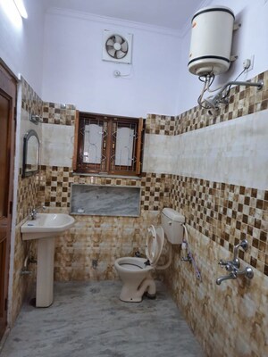 Attached Bathroom in 3 BHK Builder Floor at Rajpur Road – for Rent