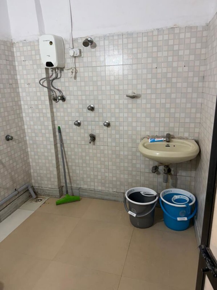 Bathroom, versova-manish-chs 2 Bedroom 670 Sq.Ft. Apartment In Andheri West Mumbai 10534739