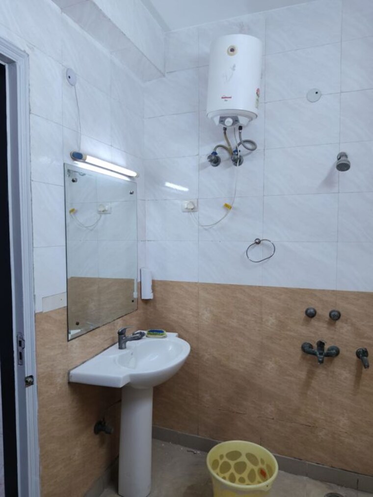Bathroom, sector 44 3 Bedroom 450 Sq.Mt. Villa In Sector 44 Noida 10534980