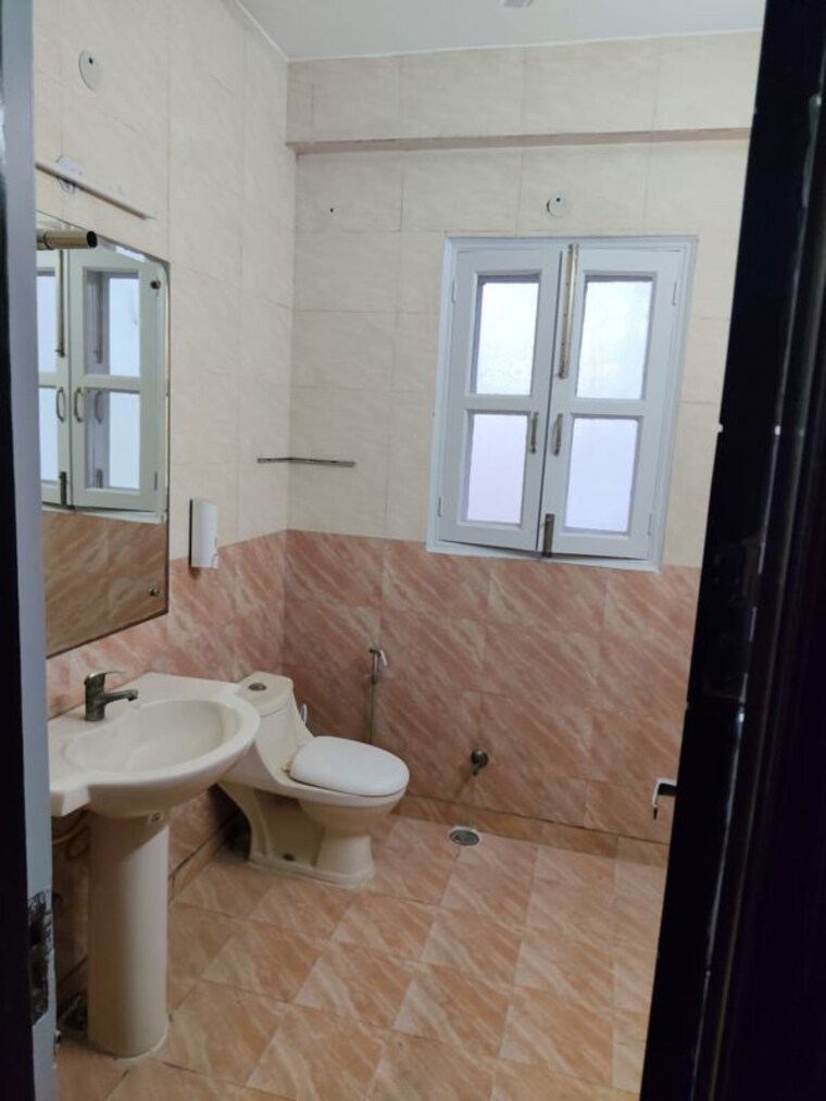 Bathroom, sector 44 3 Bedroom 450 Sq.Mt. Villa In Sector 44 Noida 10534980