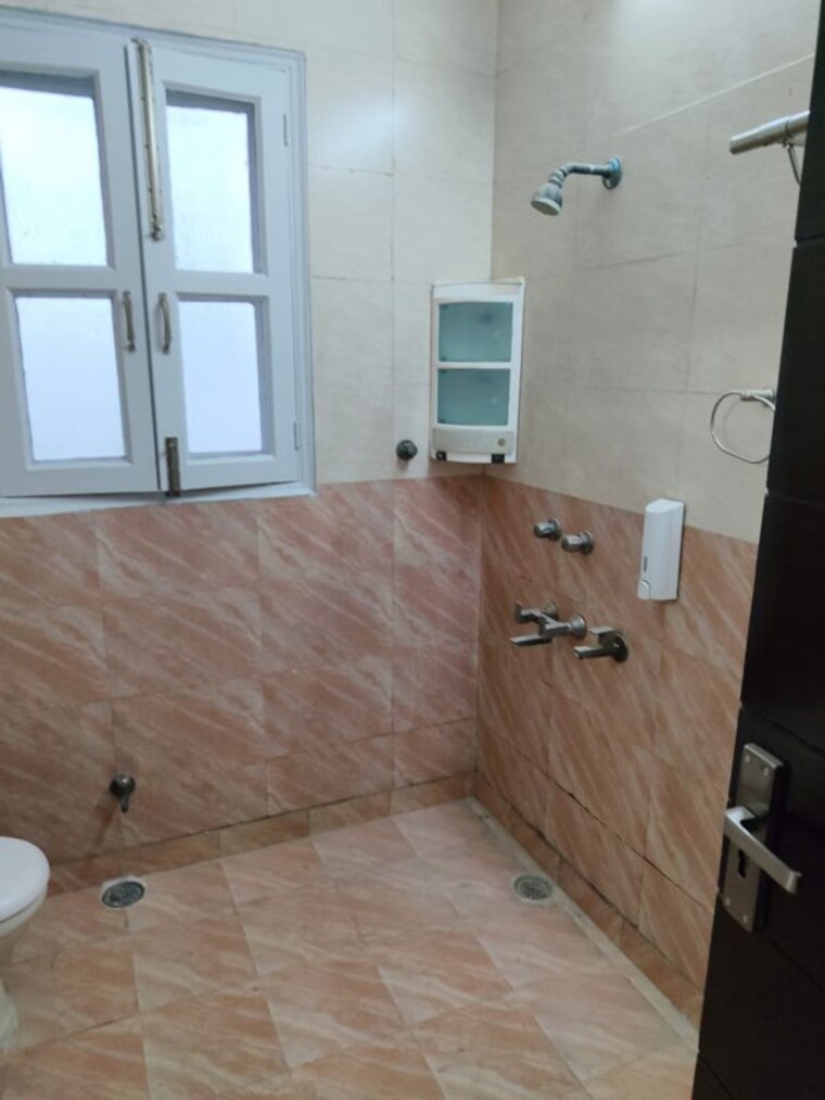 Bathroom, sector 44 3 Bedroom 450 Sq.Mt. Villa In Sector 44 Noida 10534980