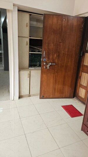 Room in 1.5 BHK Apartment at Bandra East – for Rent