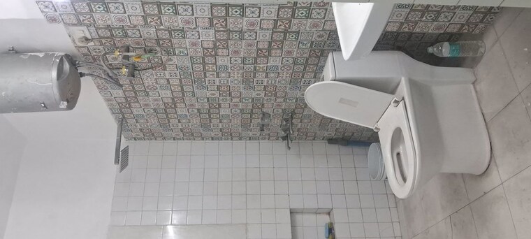 Bathroom, sarita vihar 2.5 Bedroom 1000 Sq.Ft. Apartment In Sarita Vihar Delhi 10535046