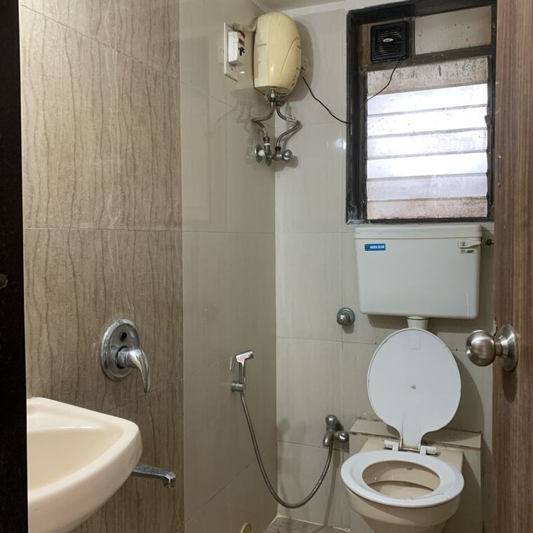 Bathroom, lake-view-chs-borivali 1 Bedroom 460 Sq.Ft. Apartment In Chikoowadi Mumbai 10535194