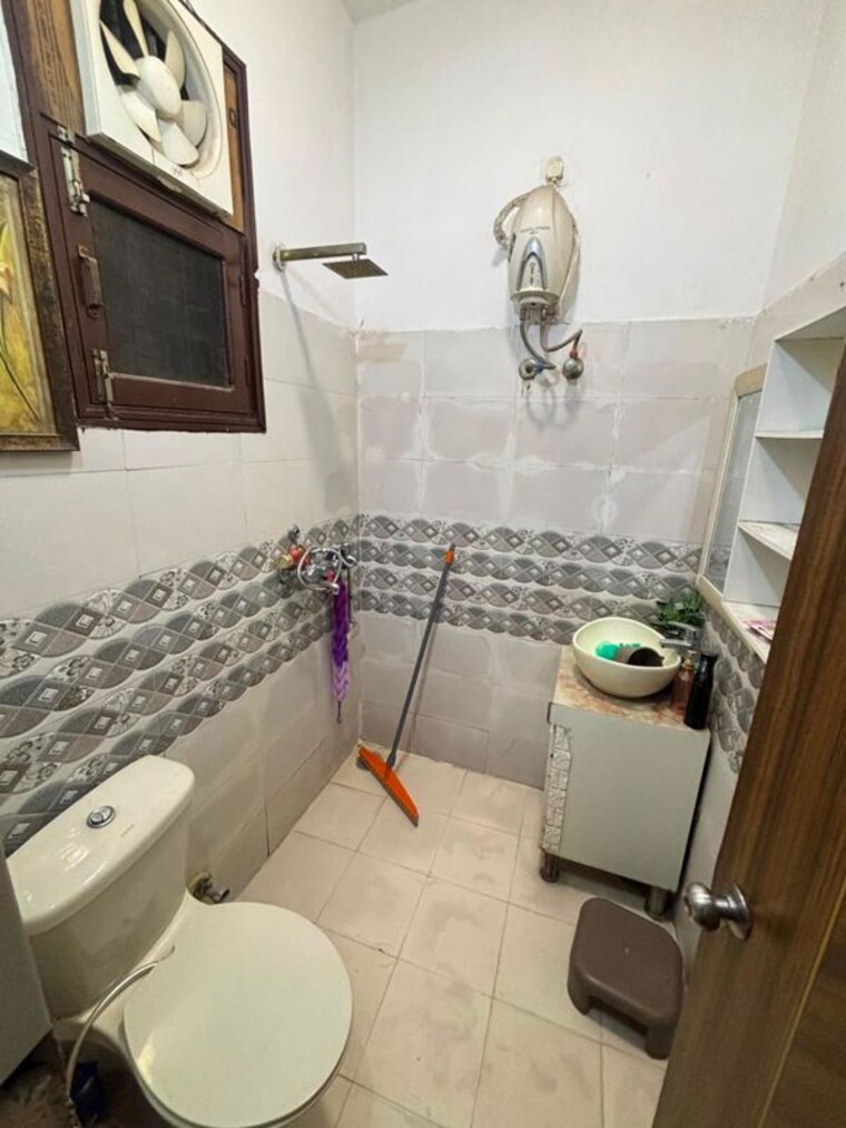 Attached Bathroom, ambala highway 2 Bedroom 100 Sq.Yd. Builder Floor In Ambala Highway Zirakpur 10535198
