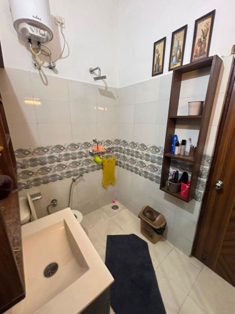 Attached Bathroom, ambala highway 2 Bedroom 100 Sq.Yd. Builder Floor In Ambala Highway Zirakpur 10535198