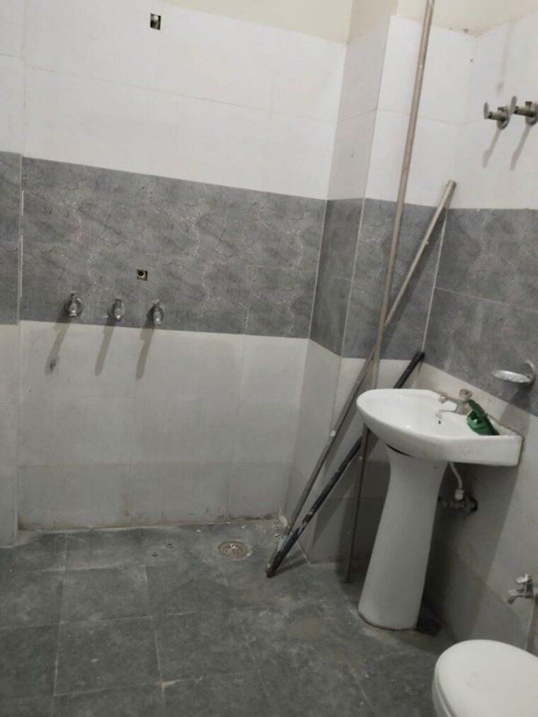 Bathroom, xu 2 greater noida 2.5 Bedroom 120 Sq.Mt. Builder Floor In Xu 2 Greater Noida Greater Noida 10535283