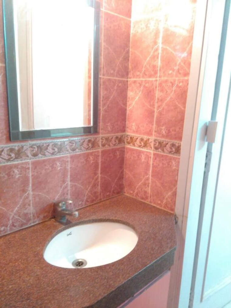 Bathroom, defence colony 2 Bedroom 200 Sq.Yd. Builder Floor In Defence Colony Delhi 10535323