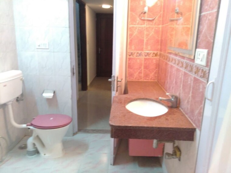 Bathroom, defence colony 2 Bedroom 200 Sq.Yd. Builder Floor In Defence Colony Delhi 10535323