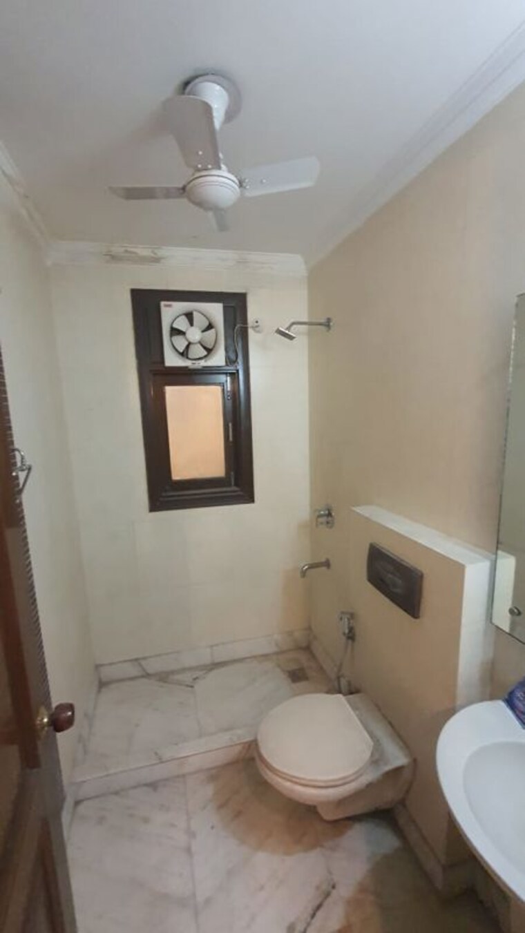 Bathroom, east of kailash 3 Bedroom 1600 Sq.Ft. Builder Floor In East Of Kailash Delhi 10535325