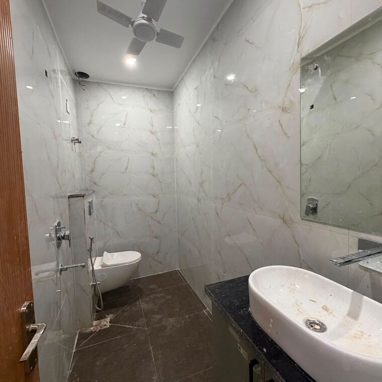 Bathroom, dlf phase v 2 Bedroom 180 Sq.Yd. Builder Floor In Dlf Phase V Gurgaon 10535358