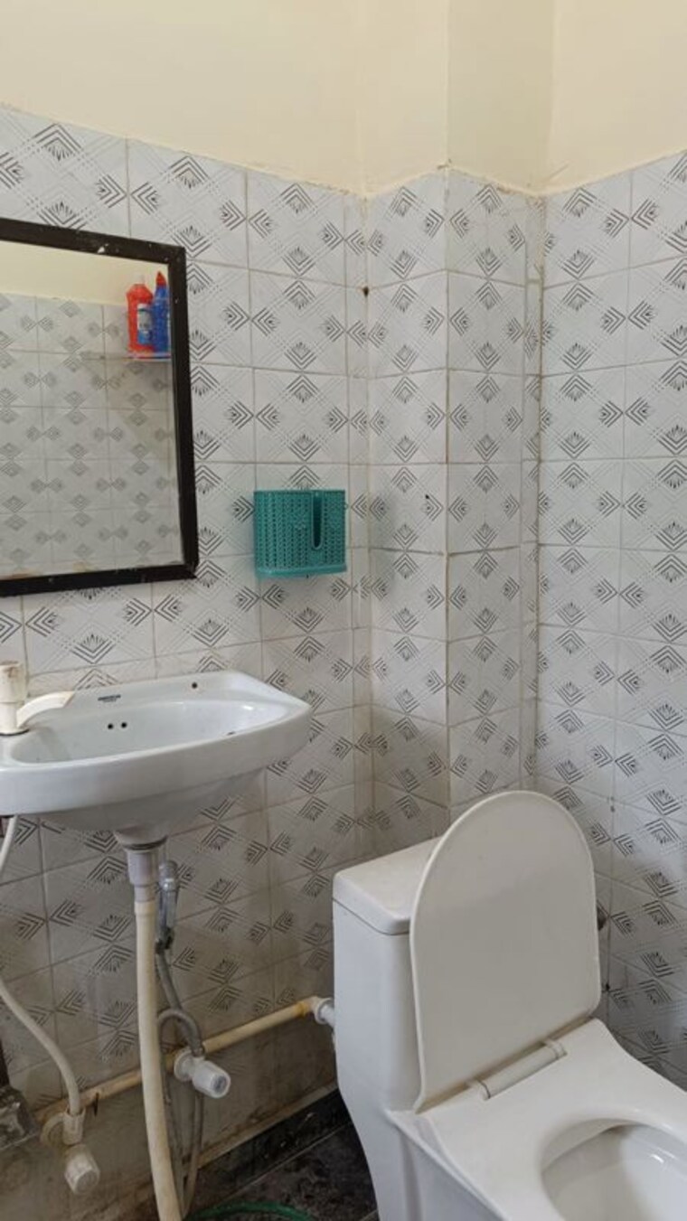 Bathroom, beta i greater noida 1 RK 450 Sq.Ft. Independent House In Beta I Greater Noida Greater Noida 10535362