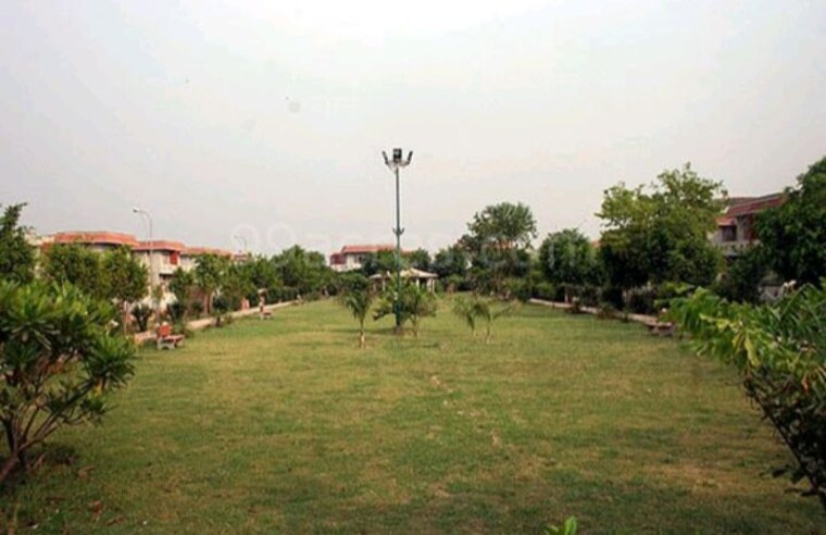 Garden, sigma iii greater noida 2 Bedroom 220 Sq.Mt. Independent House In Sigma Iii Greater Noida Greater Noida 10535385