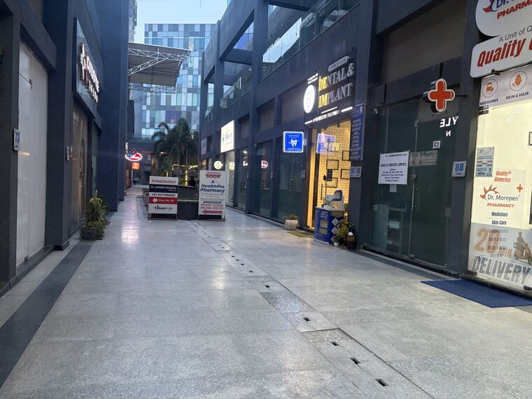  Parking, paras-trade-centre Commercial Shop 565 Sq.Ft. In Sector 65 Gurgaon 10535456