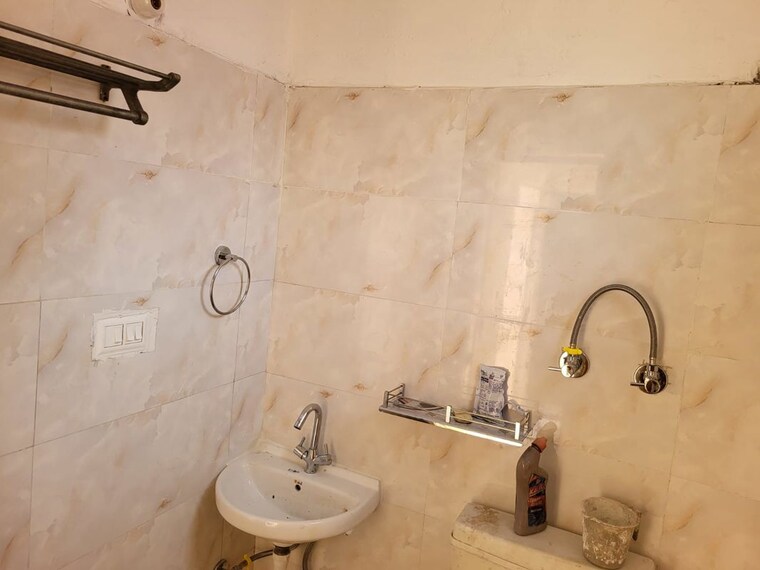 Bathroom, sector 22 1 RK 930 Sq.Ft. Independent House In Sector 22 Gurgaon 10535470