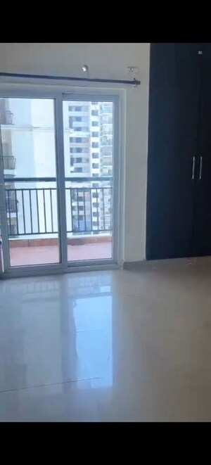 Room in 3.5 BHK Apartment at Antriksh Golf View, Sector 78 – for Rent