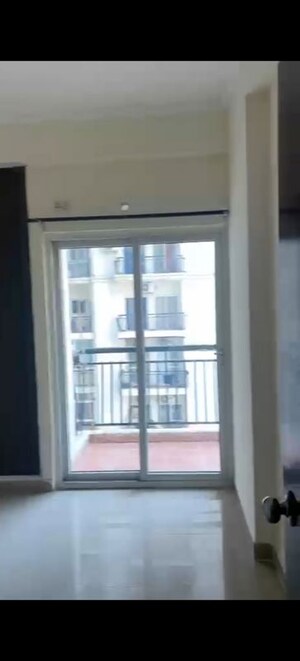 Room in 3.5 BHK Apartment at Antriksh Golf View, Sector 78 – for Rent