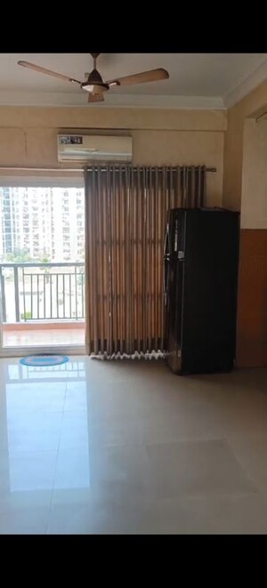 Room in 3.5 BHK Apartment at Antriksh Golf View, Sector 78 – for Rent