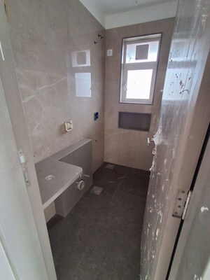Bathroom in 1 BHK Apartment at Azad Nagar – for Rent