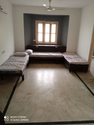 Living Room in 3 BHK Apartment at Nehru Nagar – for Rent