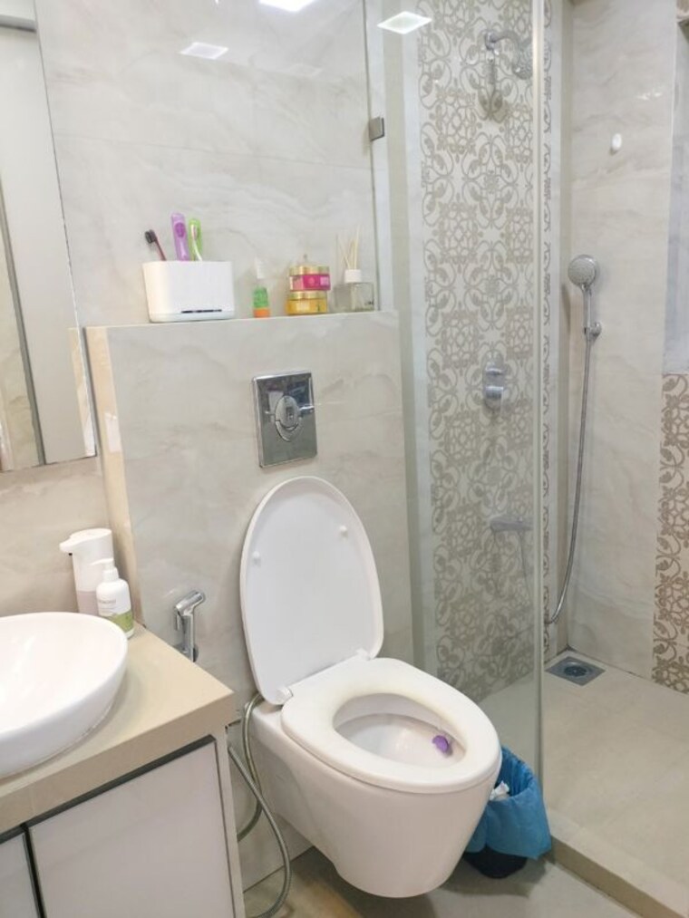 Bathroom, hari-niketan 3 Bedroom 1100 Sq.Ft. Apartment In Khar West Mumbai 10535576