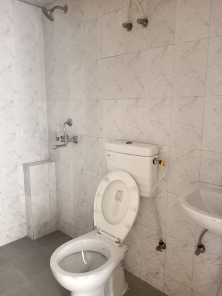 Bathroom, zara-aavaas 2 Bedroom 648 Sq.Ft. Apartment In Sector 104 Gurgaon 10535586
