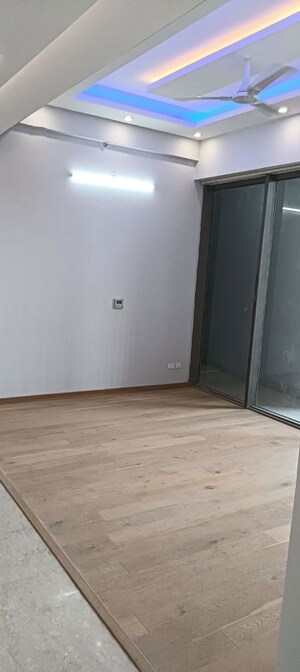 Room in 4 BHK Apartment at Paras Quartier, Gwal Pahari – for Rent