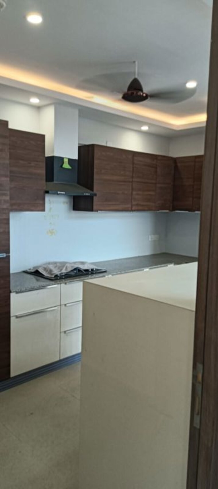 Kitchen, paras-quartier 4 Bedroom 6000 Sq.Ft. Apartment In Gwal Pahari Gurgaon 10535568