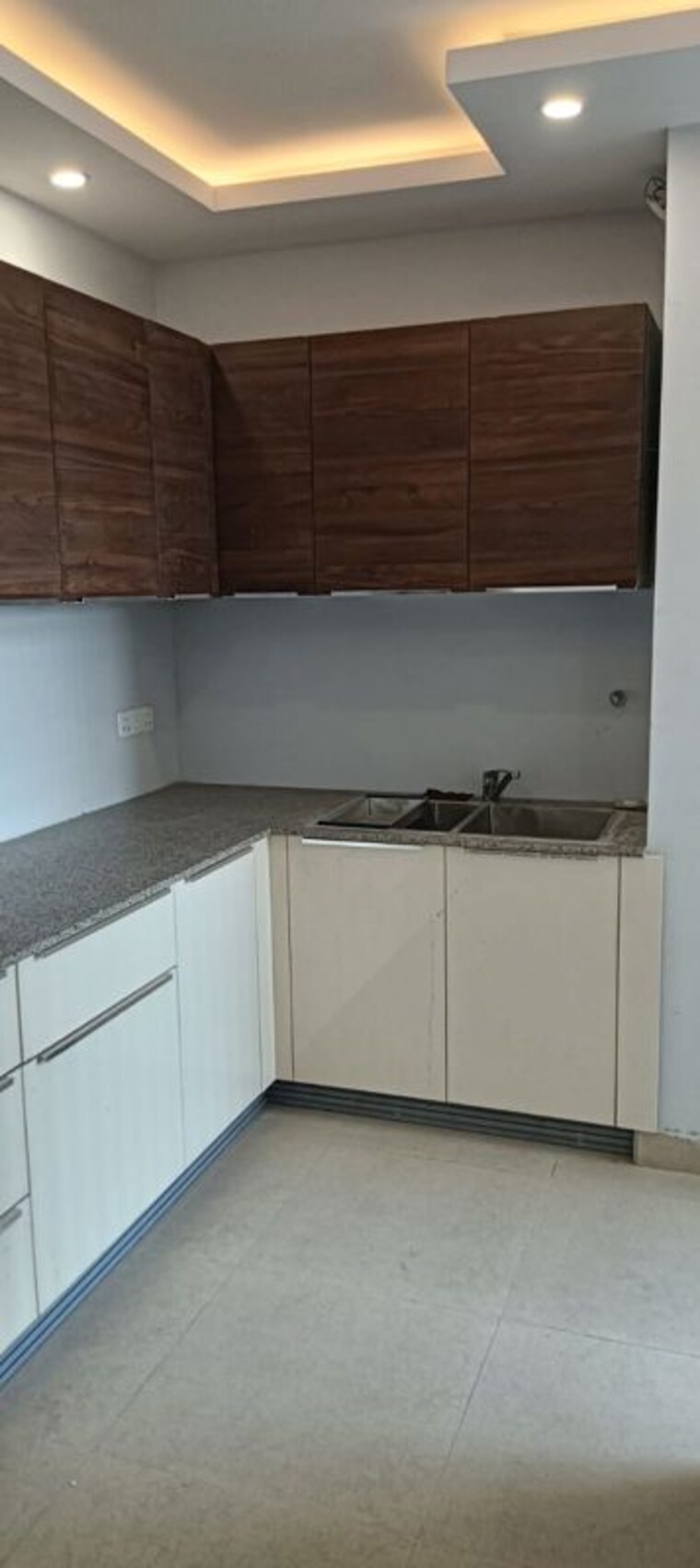 Kitchen, paras-quartier 4 Bedroom 6000 Sq.Ft. Apartment In Gwal Pahari Gurgaon 10535568