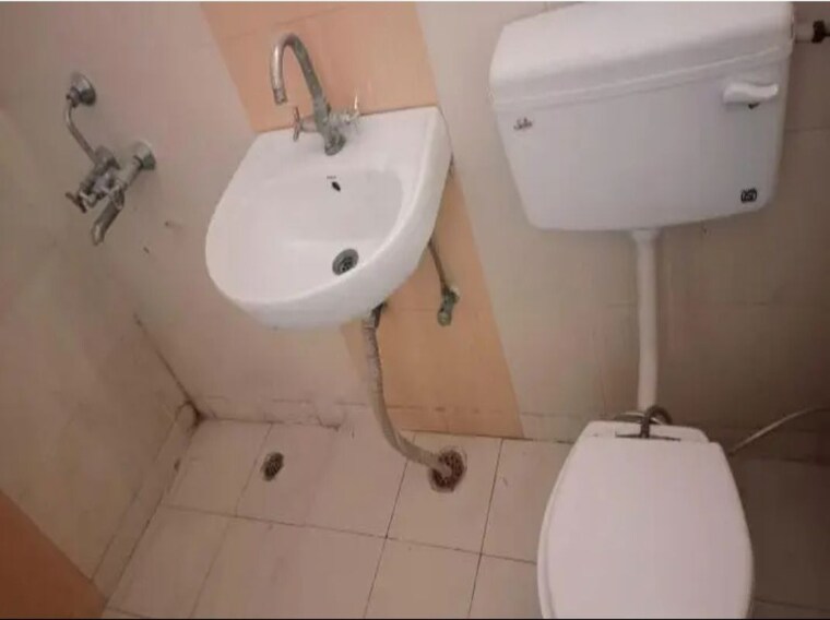 Bathroom, srs-prime-floors 3 Bedroom 1200 Sq.Ft. Builder Floor In Sector 87 Faridabad 10535616