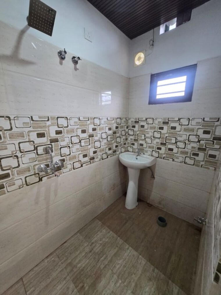 Bathroom, sahastradhara 2 Bedroom 1000 Sq.Ft. Builder Floor In Sahastradhara Dehradun 10535622