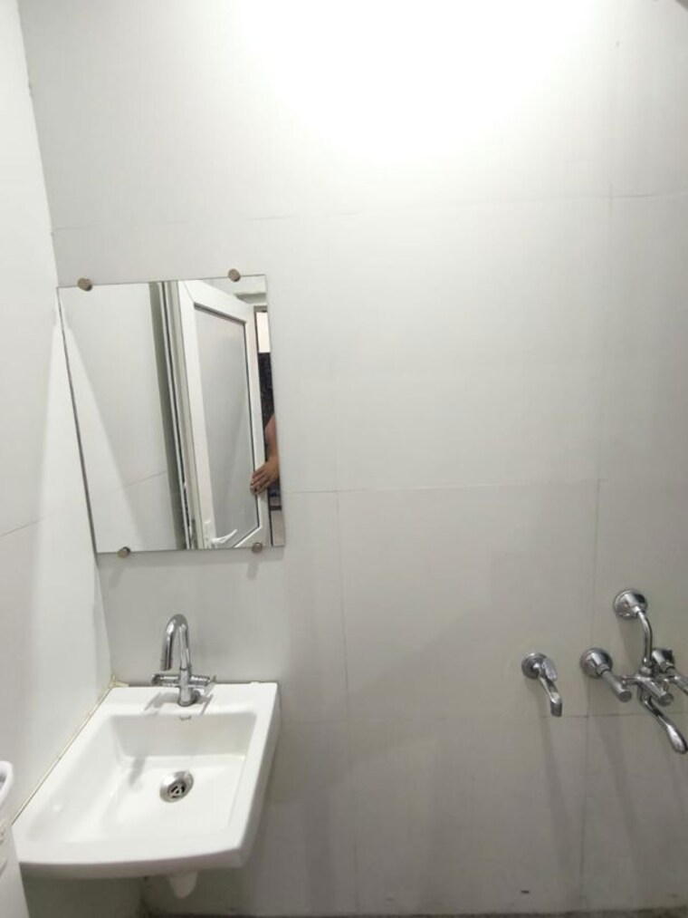 Bathroom, upsidc site c 1 RK 460 Sq.Ft. Independent House In Upsidc Site C Greater Noida 10535652