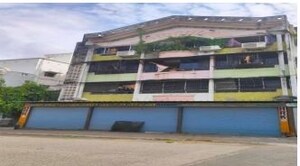  Apartment For Sale in Lakadganj