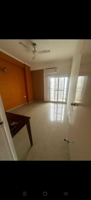 Room in 3 BHK Apartment at Antriksh Golf View - II, Sector 78 – for Rent