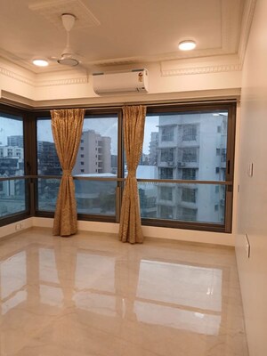 Room in 3 BHK Apartment at Crest Link, Khar West – for Rent