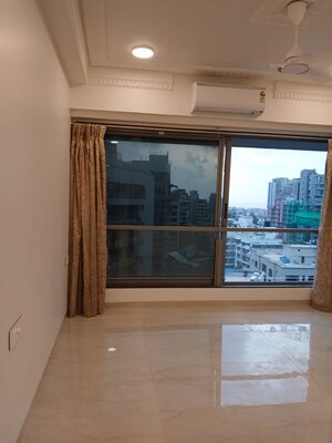 Room in 3 BHK Apartment at Crest Link, Khar West – for Rent