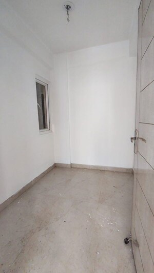 Room in 2 BHK Apartment at Nimbus Express Park View, Chi V Greater Noida – for Rent