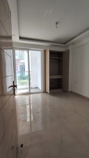 Room in 2 BHK Apartment at Nimbus Express Park View, Chi V Greater Noida – for Rent