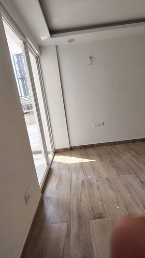Room in 2 BHK Apartment at Nimbus Express Park View, Chi V Greater Noida – for Rent