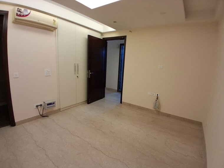 Room, hauz khas enclave 4 Bedroom 466 Sq.Yd. Builder Floor In Hauz Khas Enclave Delhi 10536012