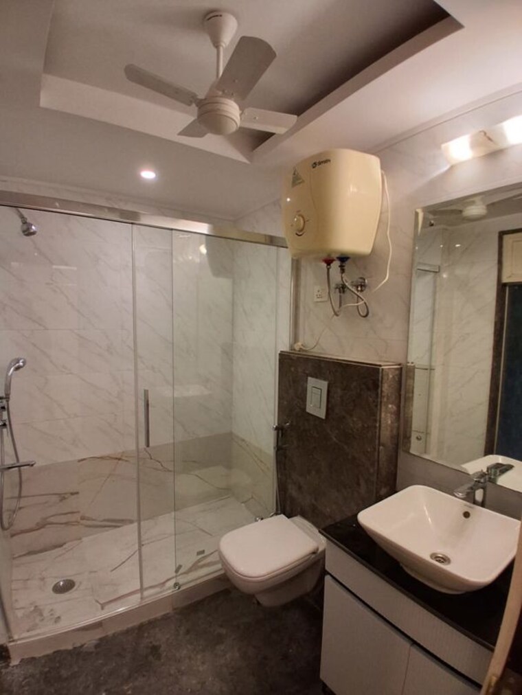Bathroom, hauz khas enclave 4 Bedroom 466 Sq.Yd. Builder Floor In Hauz Khas Enclave Delhi 10536012