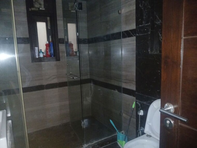 Bathroom, east of kailash 4 Bedroom 300 Sq.Yd. Builder Floor In East Of Kailash Delhi 10536068