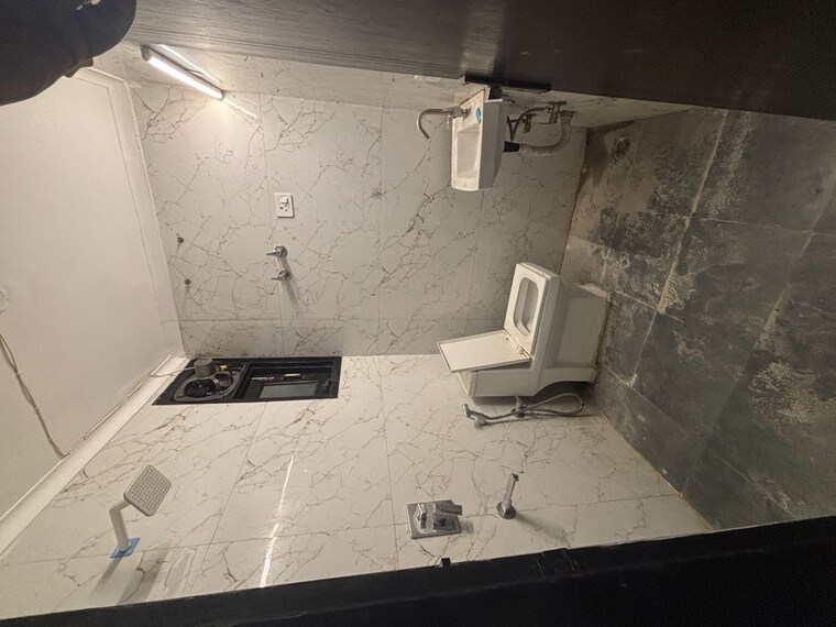 Bathroom, paryavaran complex 1 Bedroom 450 Sq.Ft. Builder Floor In Paryavaran Complex Delhi 10536084