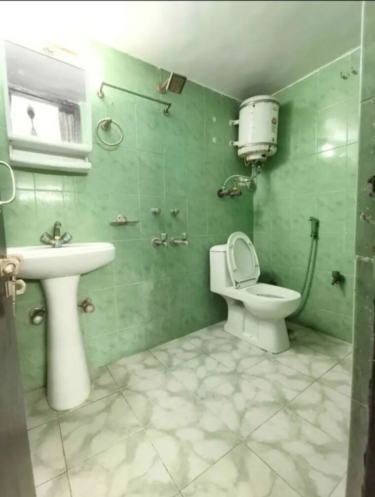 Bathroom, panchsheel vihar 2 Bedroom 1000 Sq.Ft. Builder Floor In Panchsheel Vihar Delhi 10536080