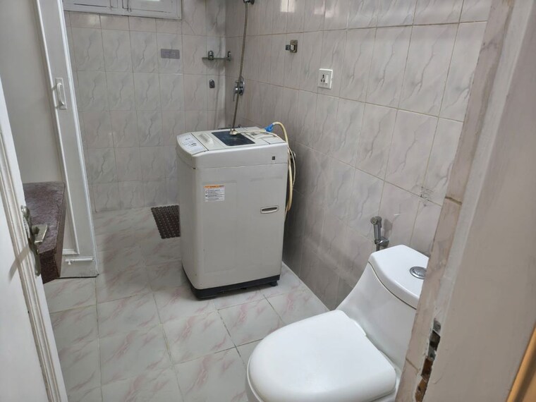 Bathroom, defence colony 2 Bedroom 1953 Sq.Ft. Builder Floor In Defence Colony Delhi 10536105