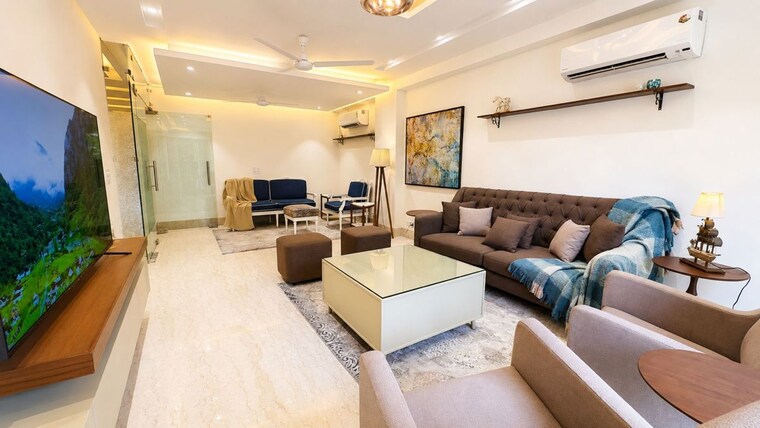 Living Room, hauz khas enclave 4 Bedroom 300 Sq.Yd. Builder Floor In Hauz Khas Enclave Delhi 10536109