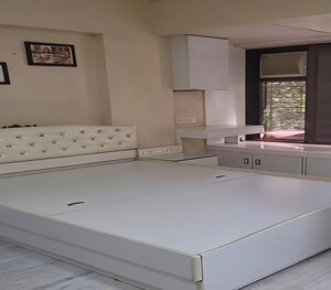 Bedroom in 1.5 BHK Apartment at Dadar East – for Rent