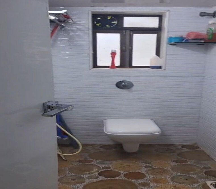 Bathroom, dadar east 1.5 Bedroom 550 Sq.Ft. Apartment In Dadar East Mumbai 10536136