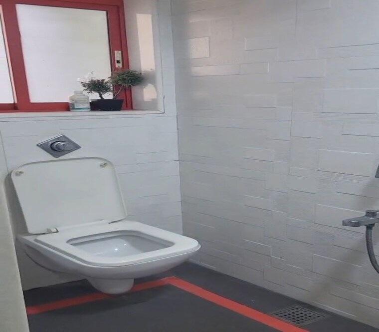 Bathroom, dadar east 1.5 Bedroom 550 Sq.Ft. Apartment In Dadar East Mumbai 10536136