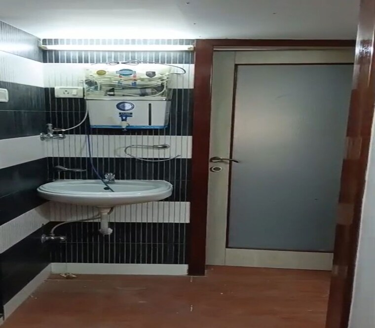 Bathroom, dadar east Commercial Office Space 1000 Sq.Ft. In Dadar East Mumbai 10536155